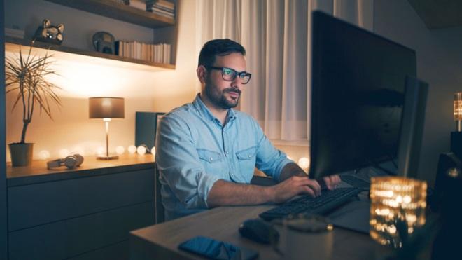 Smart working e crisi energetica: come il lavoro da casa ha cambiato consumi e bollette